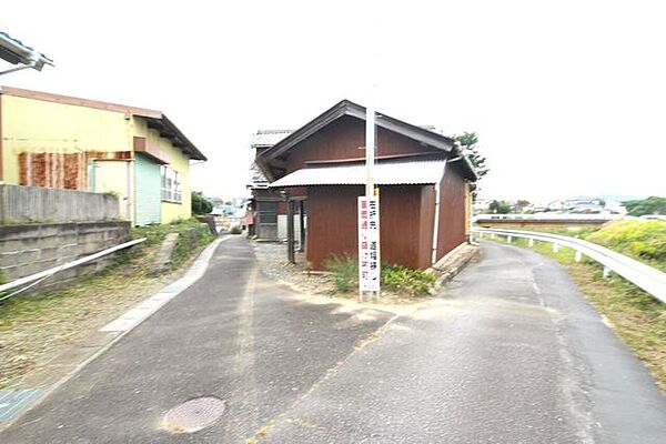 前面道路（南東側）は約2.3ｍ、間口約30.00ｍ。前面道路（北西側）は約2.5ｍ、間口約34.40ｍ。