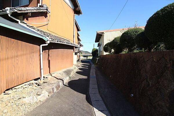 前面道路（南東側）は約2.3ｍ、間口約30.00ｍ。交通量が少ないので、運転が苦手な方も安心できる前面道路です！