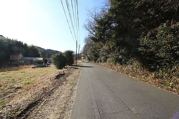 前面道路は西側約6.0ｍ！資材置き場におすすめの土地です！大型トラックも通行できる広さがございます！