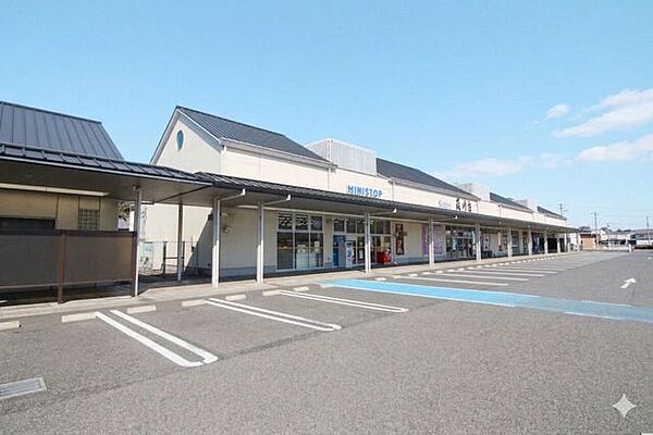 ミニストップ　道の駅藤川宿店道の駅の中に併設されているコンビニです。 藤川宿は国道1号線沿いにあり、長距離ドライブで疲れを癒したり出来る場所です。 800m