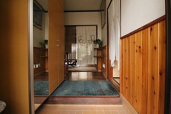 収納充実の玄関！！家族の分だけ増える靴もすっきりと収納が可能です！全身鏡が靴箱についているのもうれしいポイントですね♪