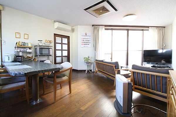1階のリビングです！バルコニーに面した大きな窓からは、明るい日差しがたっぷりと差し込みます◎明るいリビングで快適に過ごせそうですね♪