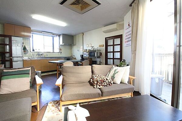 1階リビングには、キッチンが併設されています◎キッチンから、リビングにいるご家族と会話を楽しみながらお料理の準備や片付けが可能です！