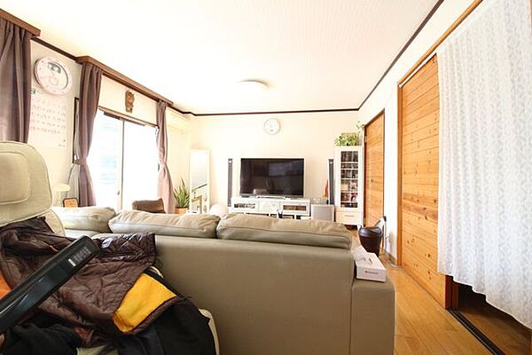 2階リビングです！お部屋には、2カ所ほど大きな窓があります！！明るいリビングは、家族が自然と集まる憩いの空間になりそうですね♪