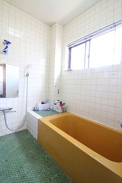 浴室は、1階・2階の2カ所にございます！1階の浴室には、窓がついているため換気も簡単にでき、困りません◎