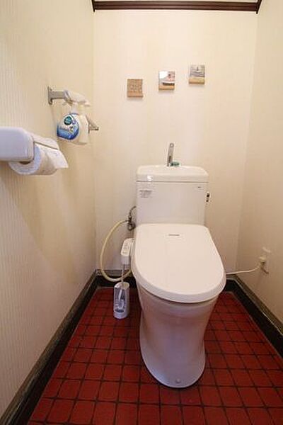 1階トイレです！もちろん清潔感のあるウォシュレット付き！！すっきりとした空間のため、掃除もしやすいですね♪