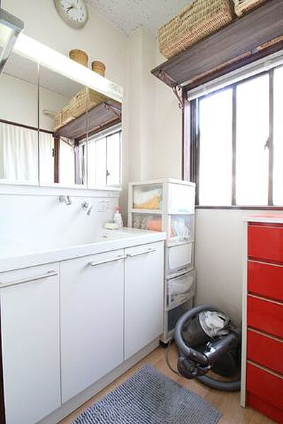 1階の洗面所です！洗面台は、鏡の中まで収納となっています！！散らかりがちな洗面用具を手軽に片付けられますね♪