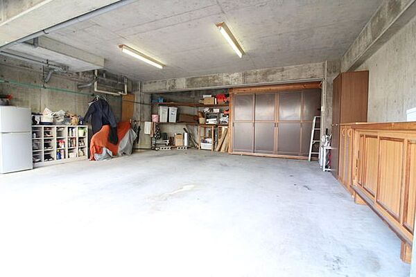 屋根付きのため、雨の日の車の乗り降りも安心！！間口が広々としているため、駐車の苦手な方でも安心して駐車ができそうですね♪