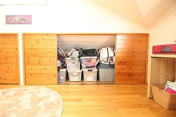 3階洋室の収納スペース！！季節物のお洋服や大きな荷物など、たくさんの物が収納できるため大変便利です◎