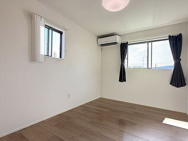 ＊2階6.5帖洋室＊各居室には収納スペースを確保！年齢が上がるにつれて増えていく荷物も、自分でしっかりお片付けする習慣が出来そうですね！！