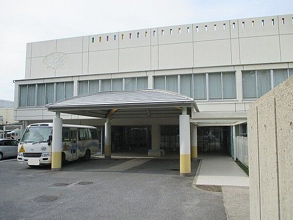 聖カタリナ幼稚園バスの送迎が多方面にあり、幼稚園から遠い方も通園できるようになっています。縦割り保育も魅力です！ 450m