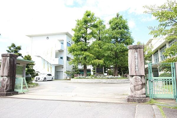 竜美丘小学校岡崎市竜美台1丁目にある公立の小学校です！グランドが広々としています！！ 1100m