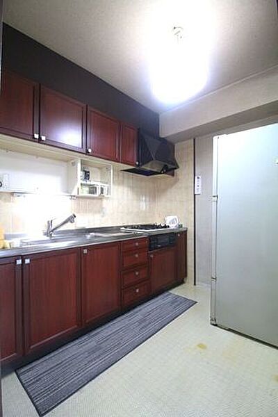 広々としたキッチンのシンクは、洗い物がしやすく、使い勝手が良いです。