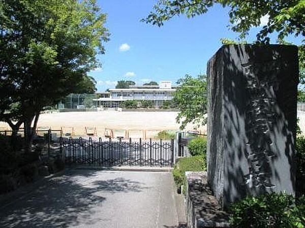 愛宕小学校岡崎市伊賀町にある公立の小学校です！ 230m