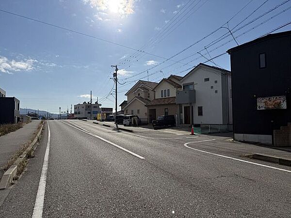 前面道路は交通量も多く店舗には最適です。
