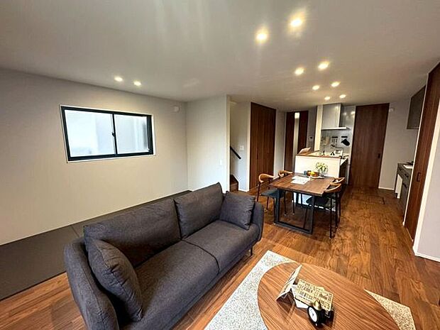 リビング(3)　奥行きを感じる間取り。掃き出し窓からの開放感が魅力です