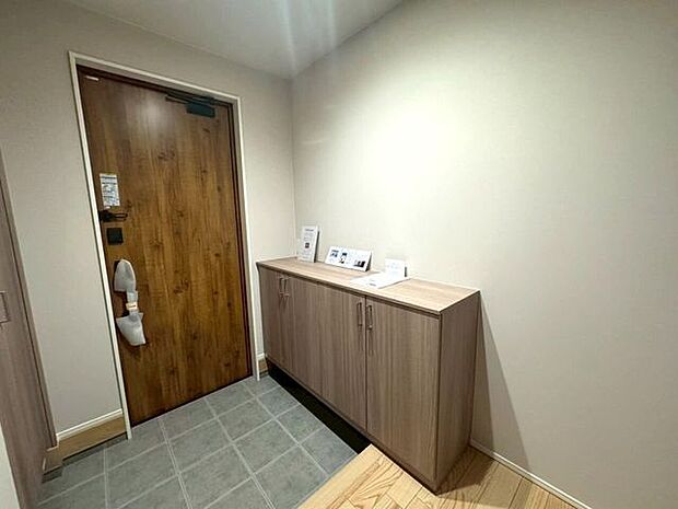 玄関　明るくゆとりあるエントランスです