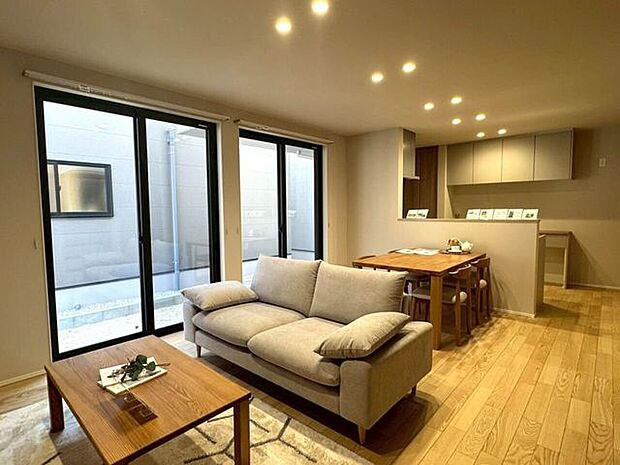 リビング(1)　光と風が通り抜ける、開放感あふれるリビング