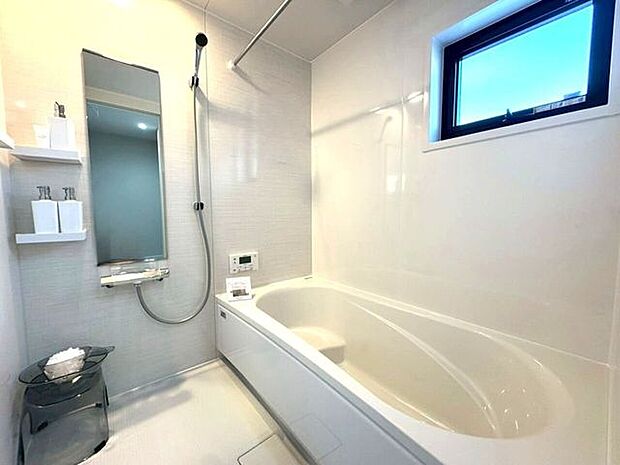 風呂　ホワイトで統一された清潔感あふれるバスルーム