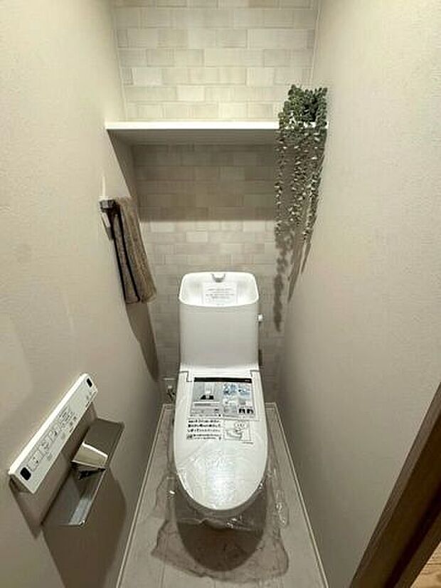 WC　棚板付きで小物も飾れる。細部までこだわりを感じる空間
