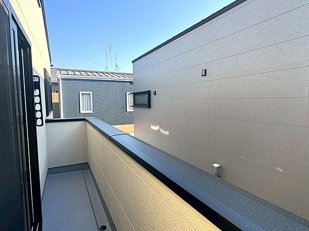 バルコニー　青空を近くに感じる、開放感たっぷりのワイドバルコニー