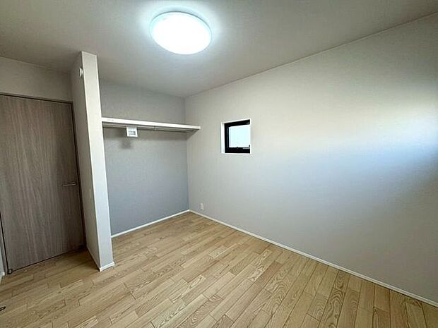 洋室(1)　お気に入りの服をサッと手に取れる、機能的なオープンクローゼットのある寝室