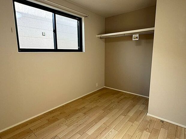 洋室(3)　落ち着いたグレージュのクロスが空間を引き締める、洗練されたデザインの個室