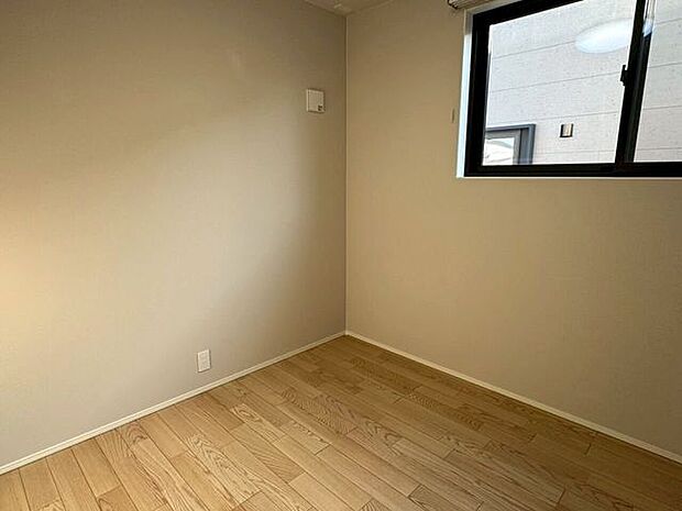 洋室(4)　陽光が差し込む、明るくフラットな空間