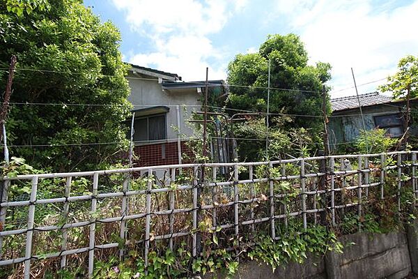 駐車場やお庭付きのお住まいをご希望の方にもオススメの土地約106坪！建築条件もないため、お好きなハウスメーカーさんで建築していただけます！