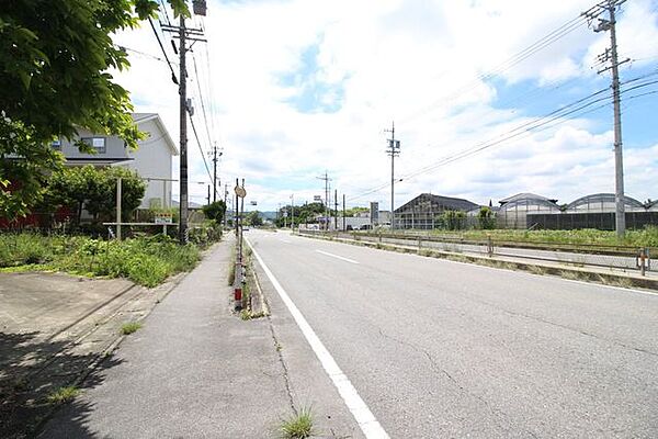 前面道路は西側、約20ｍ！広々とした前面道路で、歩道もしっかり確保されており、お子さまとのお散歩も安心！