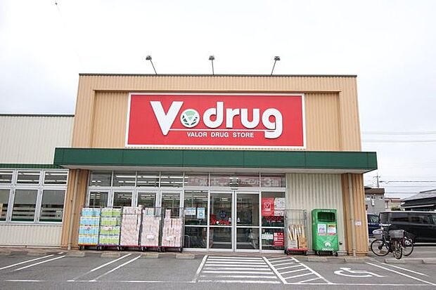 Vドラッグ 上地店営業時間9：00～21：45　駐車場完備！！冷凍食品、お惣菜、パン、おにぎりなどもあり、品揃え豊富で便利です！！ 540m