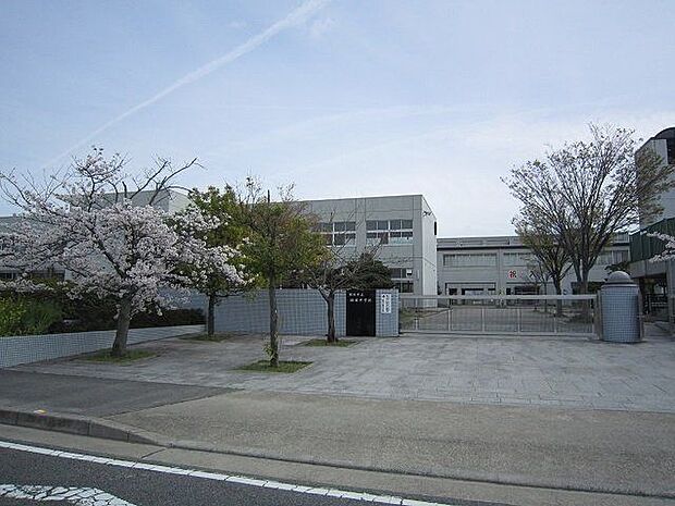 福岡中学校岡崎市福岡町にある、公立の中学校です！福岡町、上地町、国正町新田、上地1丁目、上地6丁目、若松町川向、若松町向山の子が通う中学校です！ 1020m