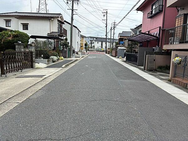 前面道路！大通りから入った車もすれ違いもできる広さもあります