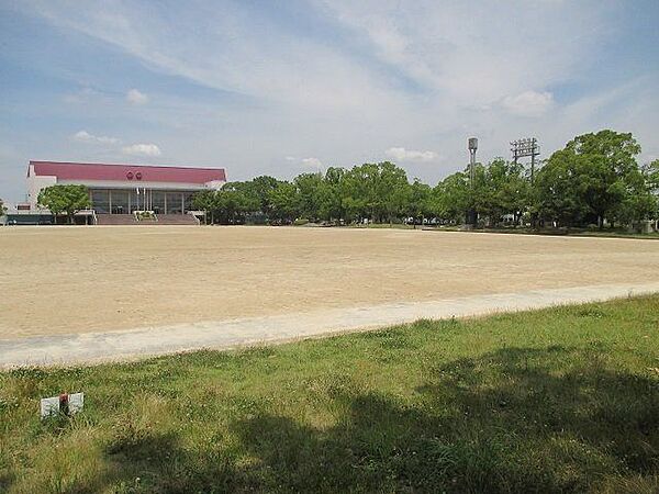 六名公園体育館も敷地内にあります！駐車場完備の公園です！ 910m