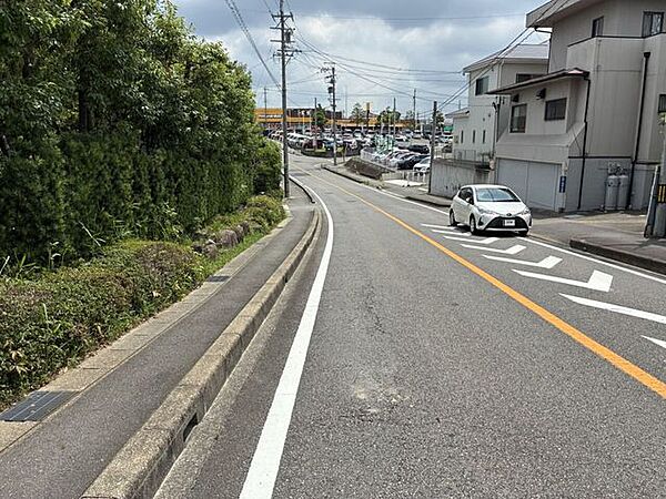 前面道路から26号線まですぐ！岡崎インターや幸田方面にも出やすい立地です！
