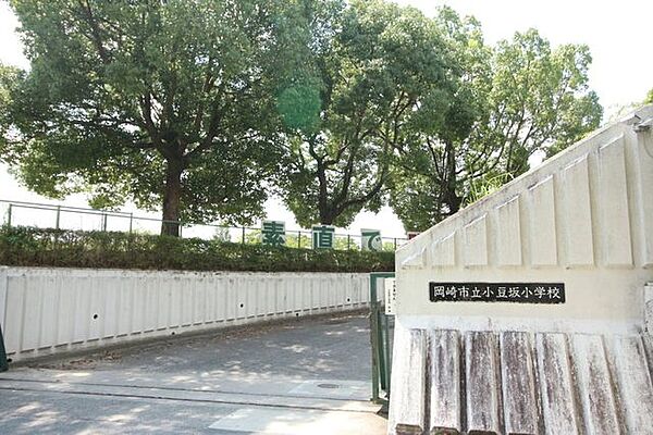 小豆坂小学校岡崎市戸崎町にある公立の小学校です！ 1630m