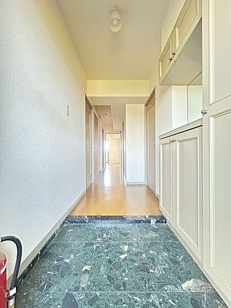 靴好きな方も嬉しい大きな下駄箱付き！出かけ際嬉しい鏡付き！