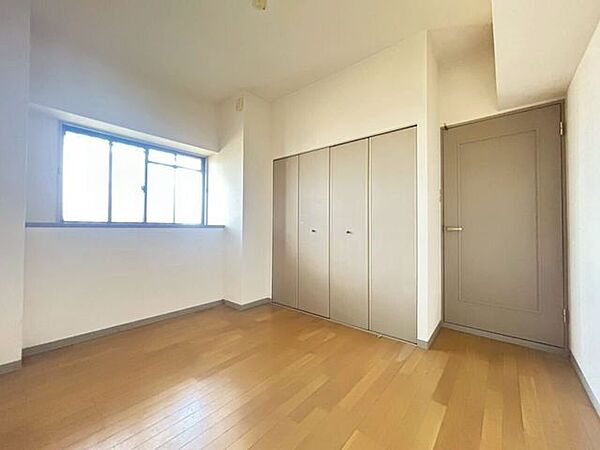 洋室5.3畳お子様のお部屋にピッタリ！収納もあって便利なお部屋！