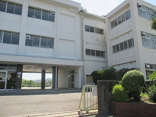 幸田中学校幸田町菱池にある、公立の中学校です!中央小学校、荻谷小学校、豊坂小学校一部(野場、永野、須美)の子が通う中学校です! 2560m