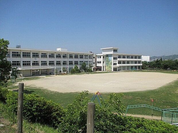 豊坂小学校幸田町野場にある公立の小学校です! 1250m