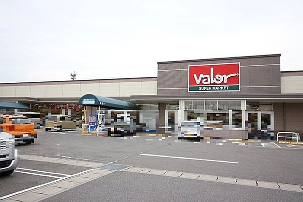バロー　福岡店営業時間10:00～21：00！日曜日は9:30に開店！！駐車場完備！！程よい広さで買い物しやすいです！ 160m