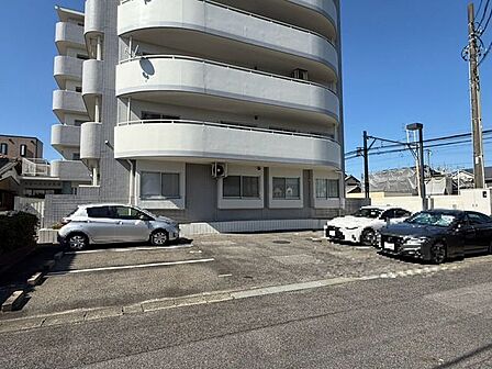 平面駐車場のため、通勤や通学などで毎日必ず運転する人にとっては時短になり便利です。