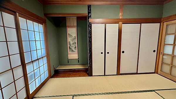 昔の雰囲気が残る風情ある床の間