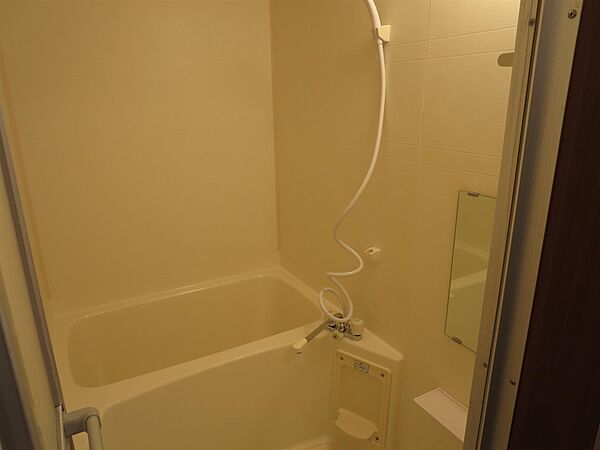 画像5:鏡付き浴室