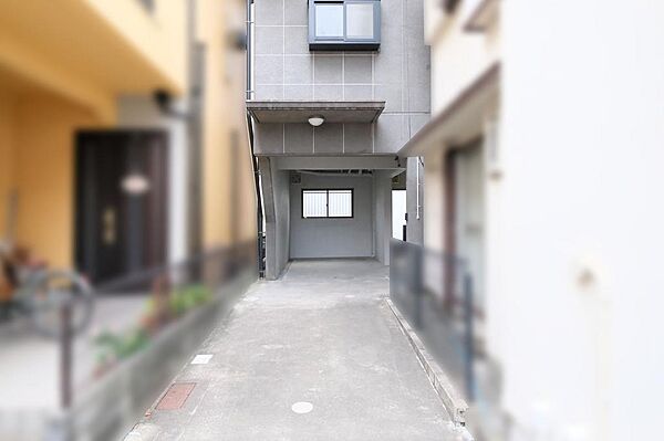奥まった区画になりますが、外部の通り抜けが無く、ガレージも２台可能です。（サイズ制限有り）
