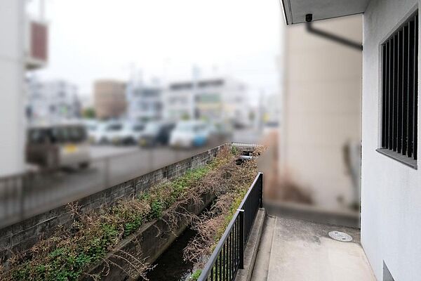 北西側は水路になっています。