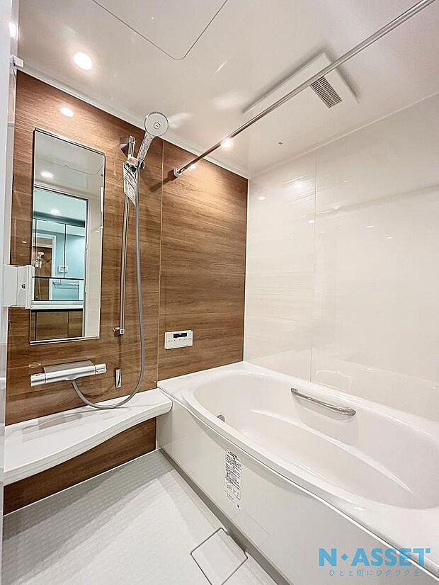 明るく清潔感のある浴室。足を伸ばして浴槽に浸かっていただける広さです。