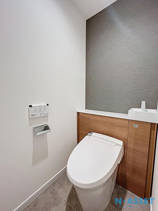 シンプルでムダのないデザインで空間と調和。手洗いカウンター付温水洗浄暖房便座機能付きトイレ