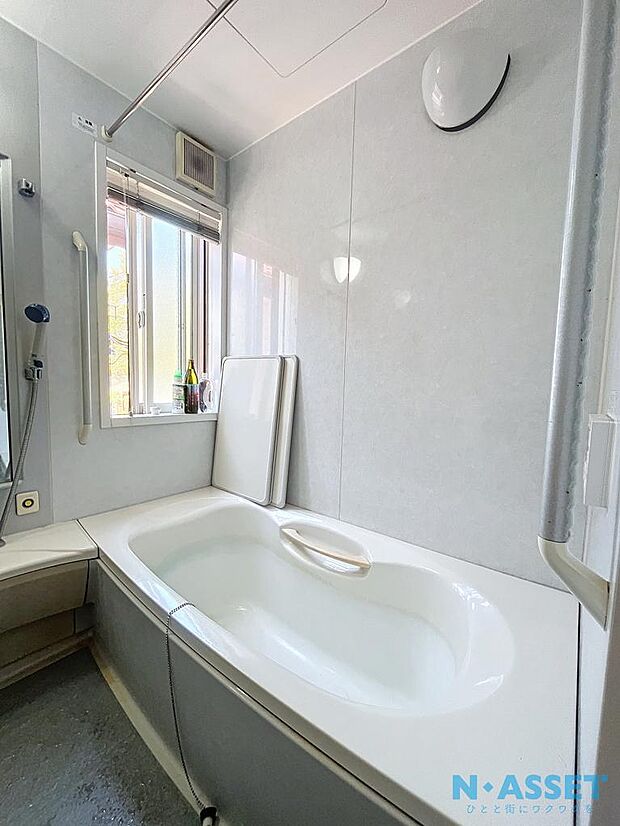 オートバス・追い炊き・浴室乾燥機付きのバスルーム。湯舟と出入口に手すり・浴室暖房・室内へのコールボタンも完備したバリアフリー仕様となっており安心です。