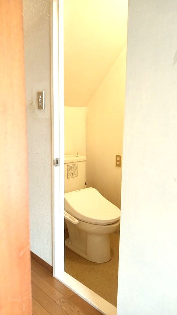 トイレは1階と2階にそれぞれあります。1階のトイレには手洗いボウルもついています。